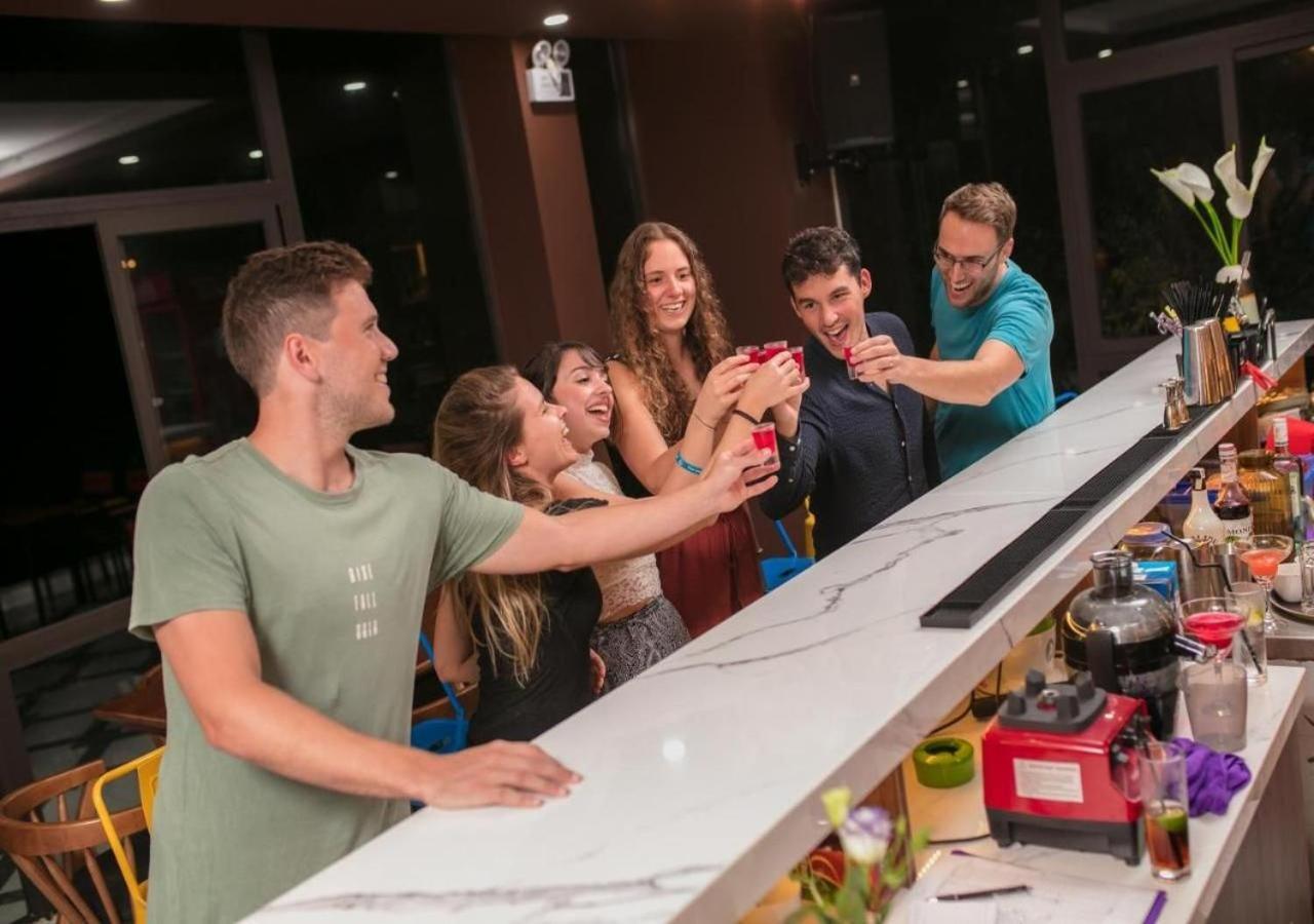 Catba Backpackers Hostel & Pool Bar Chan Chau Bagian luar foto